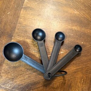 Black Measuring Spoon Set in good used condition